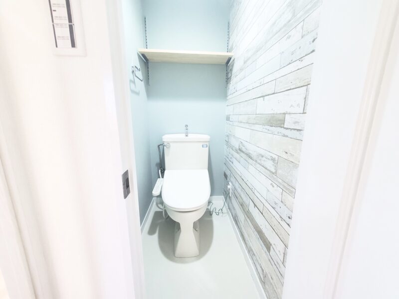 爽やかなデザインのトイレは温水洗浄便座付き