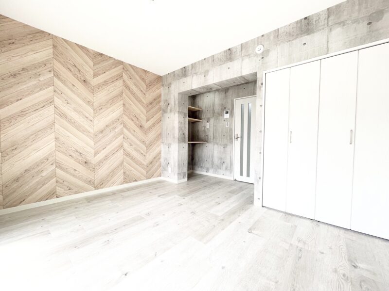 居室はコンクリート打ち放しと木目の組み合わせが印象的なデザイン