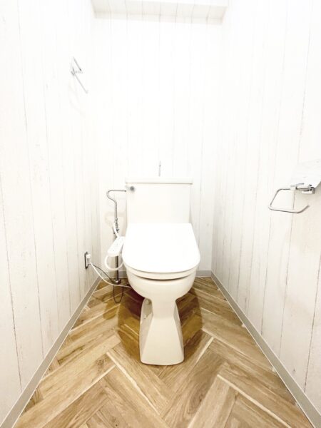 【リノベ工事中】木のあたたかみを感じるトイレは温水洗浄便座付