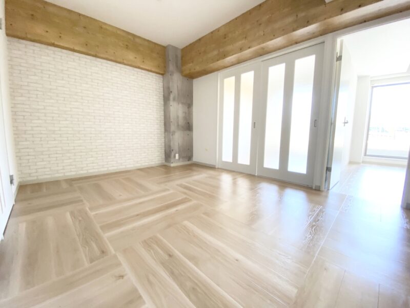市松模様の床が印象的な木目と石目のナチュラルデザインです(居間)