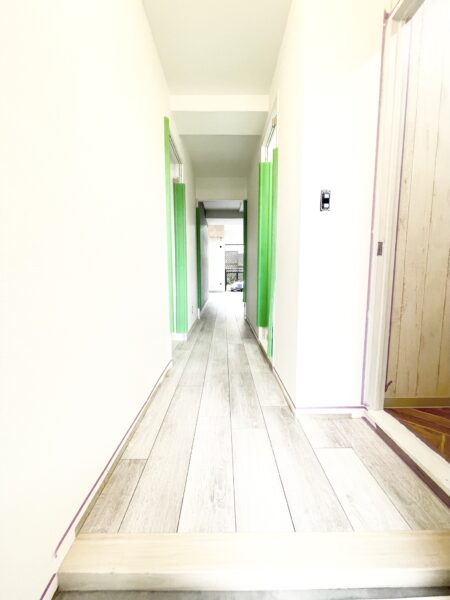 【リノベ工事中】明るい雰囲気の玄関・廊下(玄関)