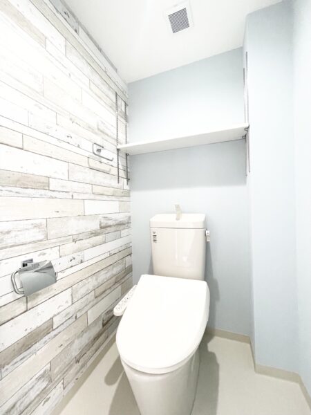 爽やかなデザインのトイレ