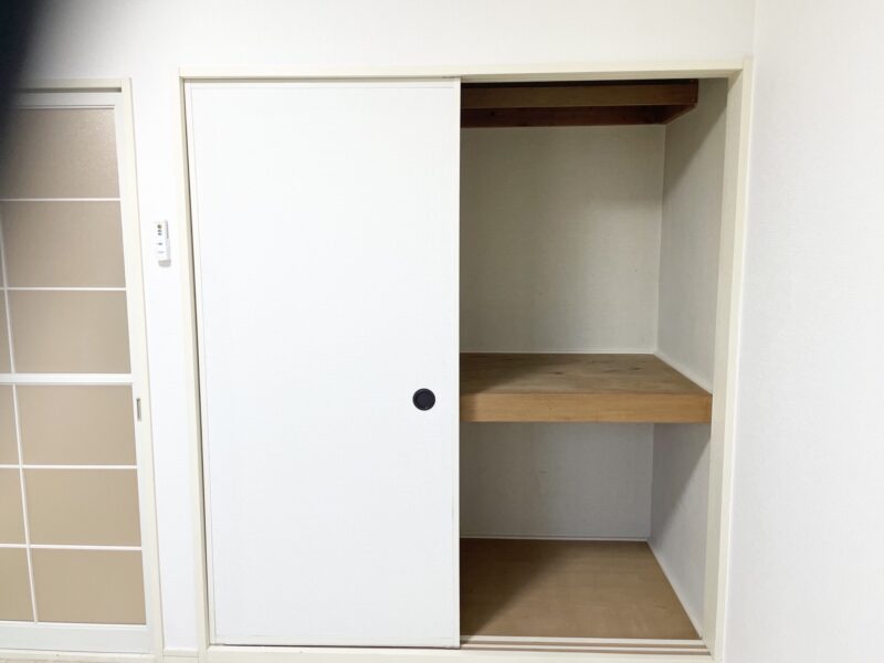 居室には収納量のある押入サイズの収納スペースをご用意(寝室)