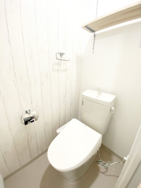 トイレは白で統一され清潔感があります