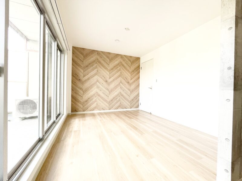 木目調の壁紙をアクセントに落ち着いた雰囲気の寝室(内装)