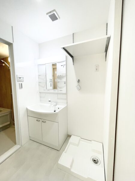 白で統一された清潔感のある洗面所には便利な可動棚付き！