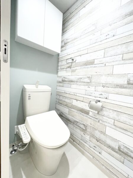 爽やかなデザインのトイレ