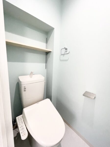 洗面室と統一された雰囲気のトイレは温水洗浄便座付き(内装)