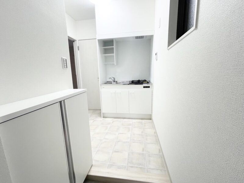 白で統一され明るく清潔感のある玄関～キッチン(玄関)