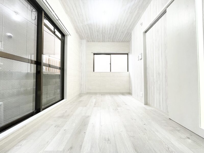 窓が2面ある居室は明るい木目調のナチュラルデザイン(寝室)