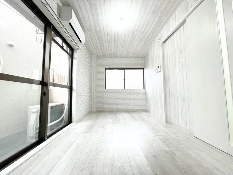 窓が2面ある居室は明るい木目調のナチュラルデザイン(寝室)