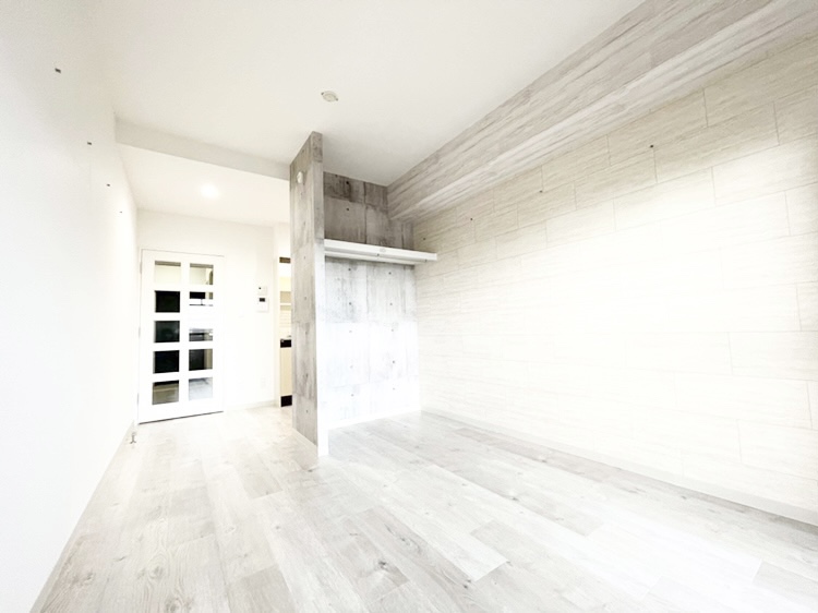 白いタイルとコンクリート打ち放しデザインの壁、白い木目の床が相性バッチリ！(間取)