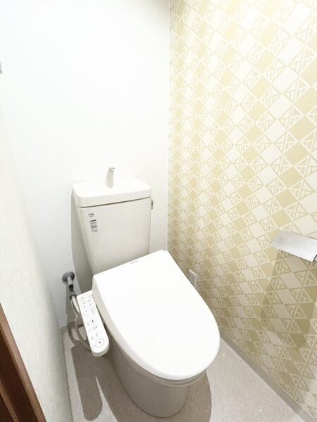 温水洗浄便座付きトイレ【クリーニング前】 温水洗浄便座付きトイレ【クリーニング前】