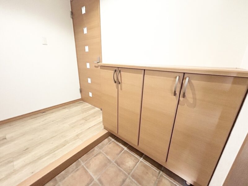 【クリーニング前】 (玄関) 【クリーニング前】 (玄関)