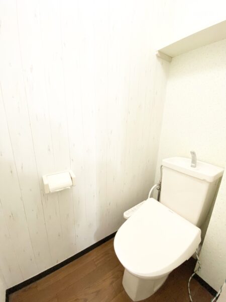 明るい木目のナチュラルデザインのトイレは温水洗浄便座付き