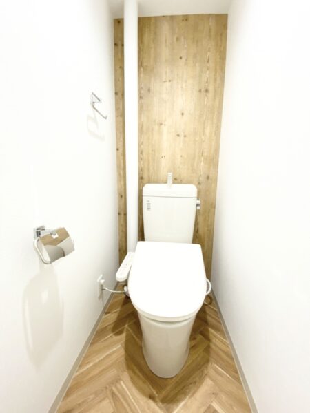 あたたかみのある木目調デザインのトイレは温水洗浄便座付き